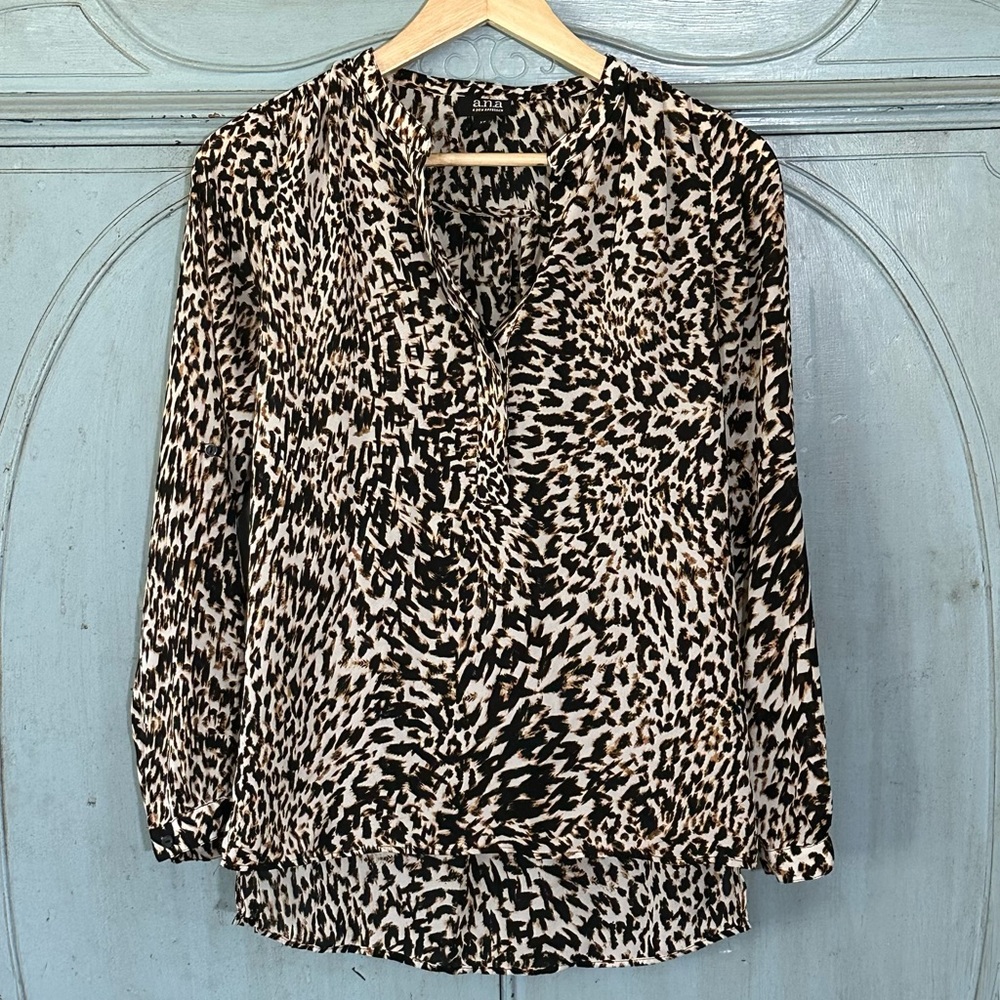 A.n.a leopard print roll tab popover high low blouse size XS